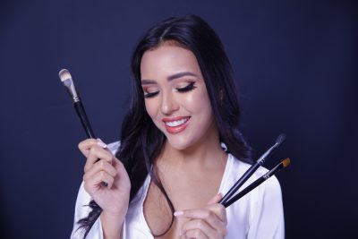 What education do you need to become a makeup artist 1 WHAT EDUCATION DO YOU NEED TO BECOME A MAKEUP ARTIST