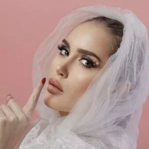 How to become a professional makeup artist