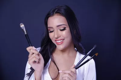 WHAT EDUCATION DO YOU NEED TO BECOME A MAKEUP ARTIST
